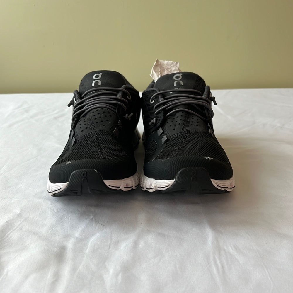 OnCloud, women’s size 8, black and white